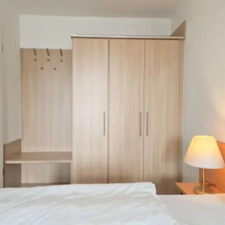 Mit Balkon Und Fitnessbereich In